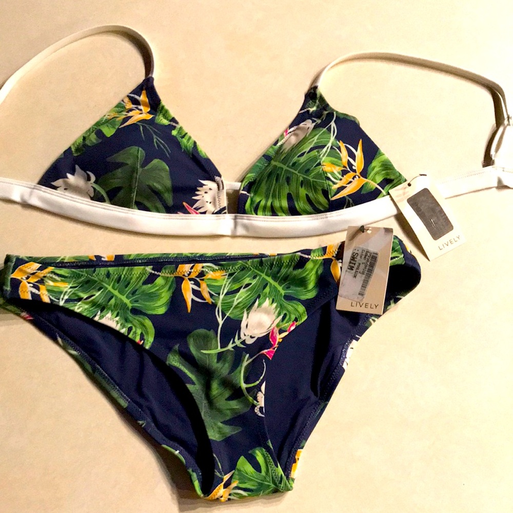 NWT lively Bikini poolside print with whisper white trim